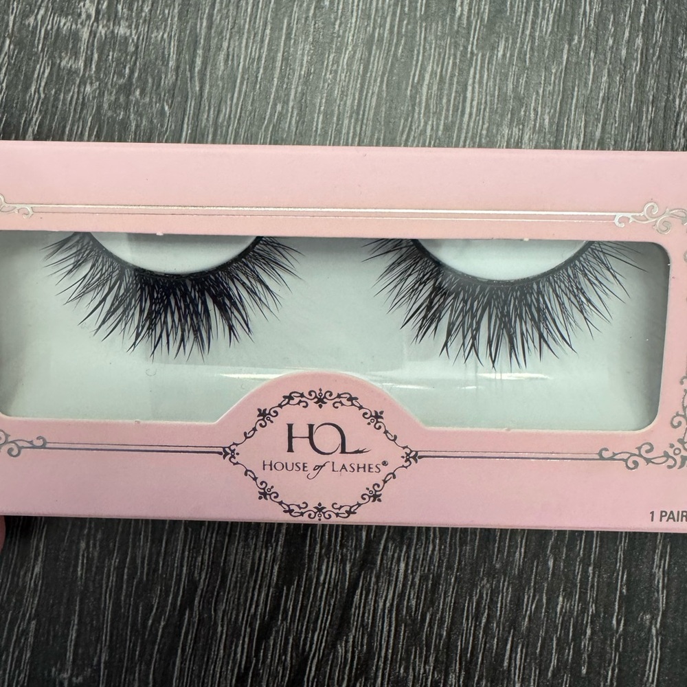 BRAND NEW House Of Lashes - 1 pair